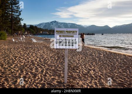 South Lake Tahoe, USA-17. Juni 2017: Blick auf die privaten Strände am Lake Tahoe Stockfoto