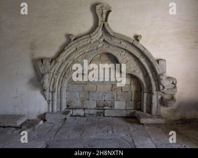 Der verzierte 12th C Steinkamin in der St. Oran's Chapel, Iona, Iona Abbey, Isle of Mull, Highlands Scotland UK Stockfoto