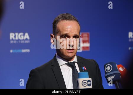 Riga, Lettland. 01st Dez 2021. Bundesaußenminister Heiko Maas bei einem kurzen Pressegespräch am Rande des NATO-Außenministers-Treffens. Quelle: Alexander Welscher/dpa/Alamy Live News Stockfoto