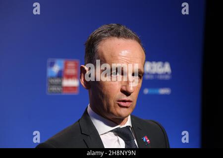 Riga, Lettland. 01st Dez 2021. Bundesaußenminister Heiko Maas bei einem kurzen Pressegespräch am Rande des NATO-Außenministers-Treffens. Quelle: Alexander Welscher/dpa/Alamy Live News Stockfoto