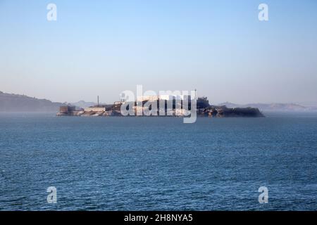 Alcatraz Gefängnis von der Küste Stockfoto