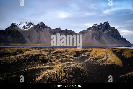 Landschaft des Vestrahorn Bergs am Stokksnes Kap in Island. Die besten Reiseorte der berühmten Hotels. Landschaftlich reizvolle Bilder von Island Stockfoto