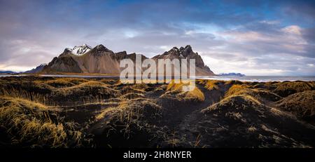 Landschaft des Vestrahorn Bergs am Stokksnes Kap in Island. Die besten Reiseorte der berühmten Hotels. Landschaftlich reizvolle Bilder von Island Stockfoto