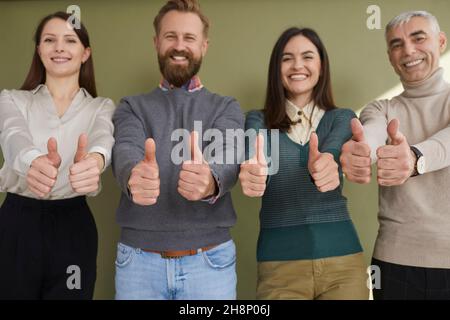 Portrait von lächelnden Menschen zeigen Daumen nach oben geben Empfehlung Stockfoto