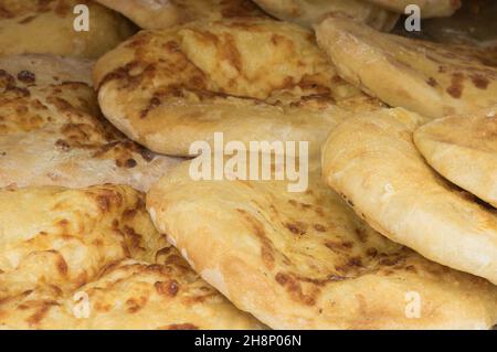 Street Food in der Ukraine - georgische Fladenbrot (Khachapuri) ist aus der Region Samegrelo als traditionelle Version Brot mit Käse gefüllt Stockfoto