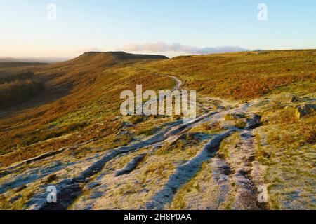 Frostiger Fußweg durch das Burbage Valley zum Higger Tor im Derbyshire Peak District. Stockfoto