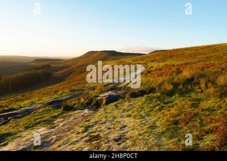 Herbstsonnenaufgang an den Hängen des Burbage Valley in Richtung Higger Tor. Stockfoto