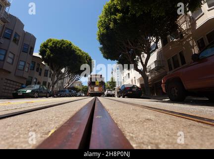 San Francisco, USA-20. Juni 2017: Blick auf die Straßenbahnen von San Francisco und ihre Schienen Stockfoto