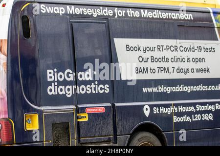 Biograd Diagnostics  Reiseplanung? Reisebezogene Covid-19-Tests wurden schnell, einfach und stressfrei durchgeführt. Werbung auf Cumfy Bus in Southport, Großbritannien Stockfoto