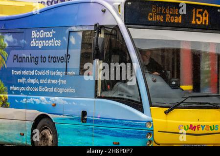 Biograd Diagnostics  Reiseplanung? Reisebezogene Covid-19-Tests wurden schnell, einfach und stressfrei durchgeführt. Werbung auf Cumfy Bus in Southport, Großbritannien Stockfoto