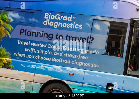 Biograd Diagnostics  Planen Sie eine Reise? Die Reise-bezogenen Covid-19-Tests wurden schnell, einfach und stressfrei durchgeführt. Werbung auf Cumfy Bus in Southport, Großbritannien Stockfoto