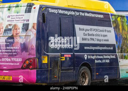 Biograd Diagnostics  Planen Sie eine Reise? Die Reise-bezogenen Covid-19-Tests wurden schnell, einfach und stressfrei durchgeführt. Werbung auf Cumfy Bus in Southport, Großbritannien Stockfoto