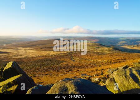 Hoch unter den Steinfelsen des Higger Tor blickt man über das Hathersage Moor zu einem nebligen Surprise View. Stockfoto