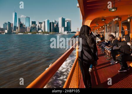 New York, USA-8. Juni 2017: Viele Touristen nehmen die Fähre von New York nach New Jersey, um Fotos von der Freiheitsstatue und der Skyline von Downtow zu machen Stockfoto