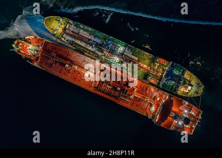 Zwei Tanker in der Nacht stehen in der Nähe in jungen Eis. Aufnahmen aus der Luft. Stockfoto