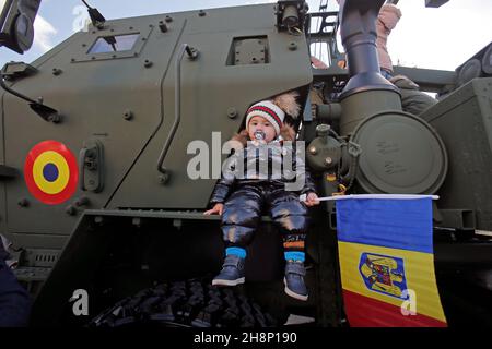 Bukarest, Rumänien. 1st Dez 2021. Ein Kind posiert für ein Foto nach der Militärparade zum Nationalfeiertag am Triumphbogen in Bukarest, Rumänien, am 1. Dezember 2021. Quelle: Cristian Cristel/Xinhua/Alamy Live News Stockfoto