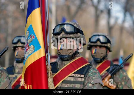 Bukarest, Rumänien. 1st Dez 2021. Soldaten nehmen an der Militärparade zum Nationalfeiertag am Triumphbogen in Bukarest, Rumänien, am 1. Dezember 2021 Teil. Quelle: Cristian Cristel/Xinhua/Alamy Live News Stockfoto