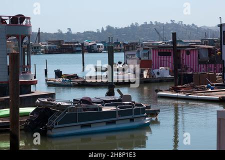 Sausalito, Vereinigte Staaten - 19. Juni 2017: Die bunt bemalten House Boats in den Außenbezirken des Landes Stockfoto