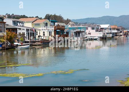 Sausalito, Vereinigte Staaten - 19. Juni 2017: Die bunt bemalten House Boats in den Außenbezirken des Landes Stockfoto