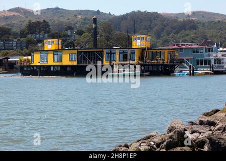 Sausalito, Vereinigte Staaten - 19. Juni 2017: Die bunt bemalten House Boats in den Außenbezirken des Landes Stockfoto