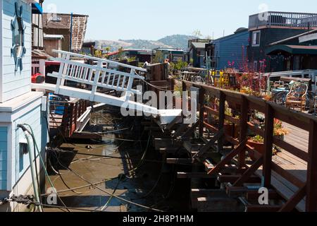 Sausalito, Vereinigte Staaten - 19. Juni 2017: Die bunt bemalten House Boats in den Außenbezirken des Landes Stockfoto