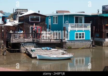 Sausalito, Vereinigte Staaten - 19. Juni 2017: Die bunt bemalten House Boats in den Außenbezirken des Landes Stockfoto