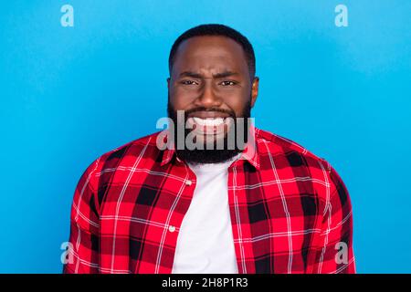 Foto von jungen unglücklich verärgert traurig Mann tragen karierte rote Hemd schlechte Laune auf blauem Hintergrund isoliert Stockfoto