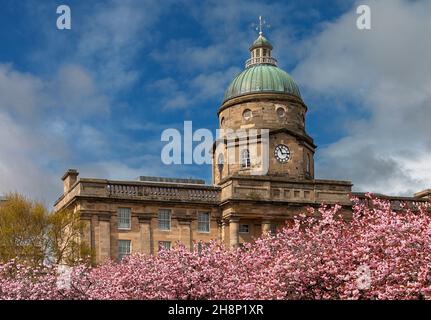 DR GRAY'S HOSPITAL ELGIN SCOTLAND DAS GEBÄUDE, UMGEBEN VON KIRSCHBLÜTEN, PRUNUS IM FRÜHJAHR Stockfoto