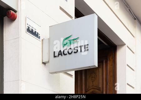 VALENCIA, SPANIEN - 01. DEZEMBER 2021: Lacoste ist ein französisches Bekleidungsunternehmen, das hochwertige Kleidung und Accessoires verkauft Stockfoto
