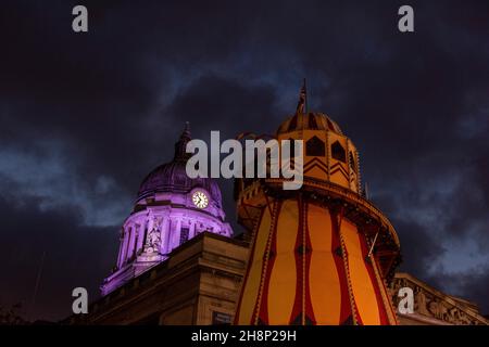 Blick auf einen Helter Skelter und den Council House Dome im Rahmen von Weihnachten in Nottingham City, Nottinghamshire, England Stockfoto