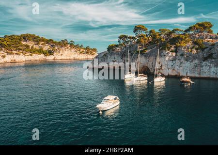 Cote de Azur, Frankreich. White Yachts Boote in der Bucht. Calanques - eine tiefe Bucht, die von hohen Klippen an der azurblauen Küste Frankreichs umgeben ist Stockfoto