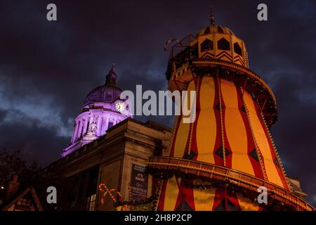 Blick auf einen Helter Skelter und den Council House Dome im Rahmen von Weihnachten in Nottingham City, Nottinghamshire, England Stockfoto