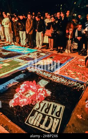 Paris, Frankreich, Besucher von AIDS Patchwork, nennt Projekt-Deployment NGO World HIV/AIDS Day, 1. Dezember 2000, AIDS Memorial Patchwork Quilts Stockfoto