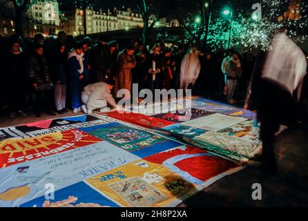 Paris, Frankreich, große Menschenmenge, Besuch AIDS Patchwork, Names Project Deployment NGO World HIV/AIDS Day, 1. Dezember 2000, AIDS Memorial Quilts Stockfoto