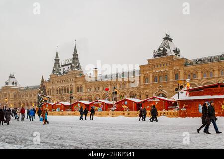 Touristen auf dem Roten Platz in Moskau im Winter. Reisen Sie im Dezember und Januar nach Russland. Wahrzeichen Des Kremls. 10. Januar 2015 - Moskau, Russland. Stockfoto