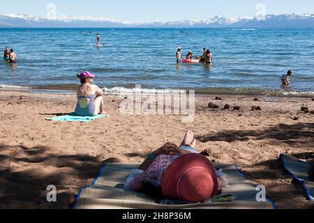 South Lake Tahoe, USA-18. Juni 2017: Sonnenbaden am Lake Tahoe. Kalifornien Stockfoto