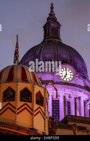 Blick auf einen Helter Skelter und den Council House Dome im Rahmen von Weihnachten in Nottingham City, Nottinghamshire, England Stockfoto