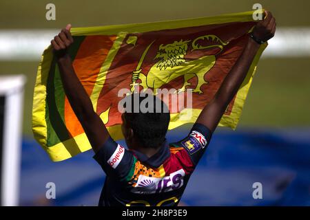 1st. Dezember 2021; Galle International Stadium, Galle, Sri Lanka; International Test Cricket, Sri Lanka gegen Westindien, Test 2 von 2, Tag 3; Sri Lanka-Fan genießt seinen Tag mit Nationalflagge Stockfoto