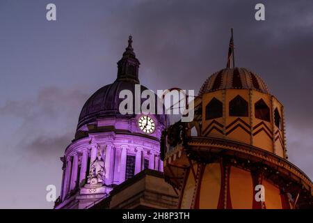 Blick auf einen Helter Skelter und den Council House Dome im Rahmen von Weihnachten in Nottingham City, Nottinghamshire, England Stockfoto