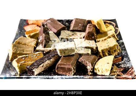Nahaufnahme einer Vielzahl von Pralinen auf einem Tablett isoliert auf weißem Hintergrund Stockfoto