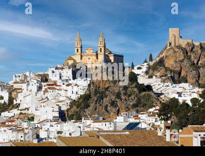 Olvera, Provinz Cádiz, Andalusien, Südspanien. Gesamtansicht der Stadt mit Parroquia de Nuestra Señora de la Encarnación (die Pfarrei unserer Lieben Frau von Stockfoto