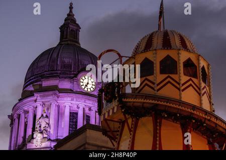 Blick auf einen Helter Skelter und den Council House Dome im Rahmen von Weihnachten in Nottingham City, Nottinghamshire, England Stockfoto