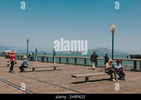 San Franciso, CA, USA-21. Juni 2017: Touristen ruhen sich auf dem Pier vor dem Gefängnis von Alcatraz aus Stockfoto