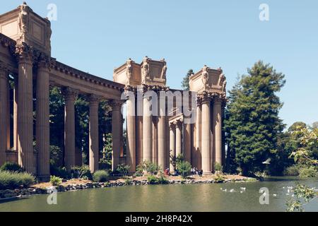 San Franciso, CA, USA-21. Juni 2017: Viele Touristen besuchen den Palast der schönen Künste und machen Fotos Stockfoto