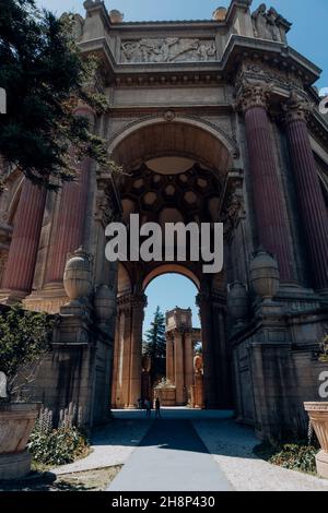 San Franciso, CA, USA-21. Juni 2017: Viele Touristen besuchen den Palast der schönen Künste und machen Fotos Stockfoto