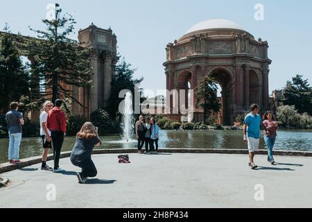 San Franciso, CA, USA-21. Juni 2017: Viele Touristen besuchen den Palast der schönen Künste und machen Fotos Stockfoto