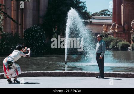 San Franciso, CA, USA-21. Juni 2017: Viele Touristen besuchen den Palast der schönen Künste und machen Fotos Stockfoto