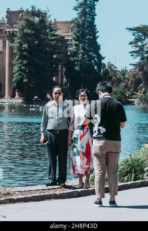 San Franciso, CA, USA-21. Juni 2017: Viele Touristen besuchen den Palast der schönen Künste und machen Fotos Stockfoto