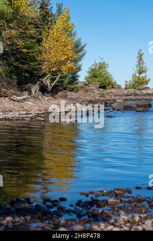 Ruhige Bucht am Lake Superior, in der Nähe von Copper Harbor, Michigan im Herbst Stockfoto