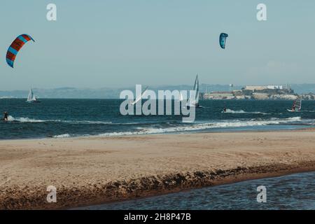 San Franciso, CA, USA-22. Juni 2017: Kitesurfen unter der Golden Gate Bridge. San Francisco, Kalifornien Stockfoto